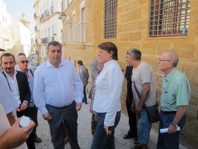 Cortés Atiende A Los Vecinos Antes De La Entrega De Llaves En Cádiz