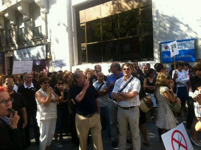 Funcionarios reciben con protestas a Aguirre en la Sala Canal de Isabel II