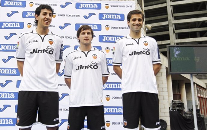 Parejo, Piatti Y Jonas, Con La Nueva Camiseta Del Valencia