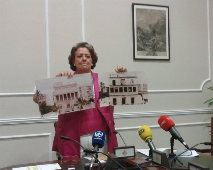 Barberá con las imágenes del chalet de Blasco Ibáñez antes y tras rehabilitarlo