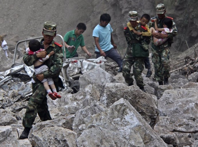 Servicios de emergencia chinos evacuan a civiles tras un seísmo