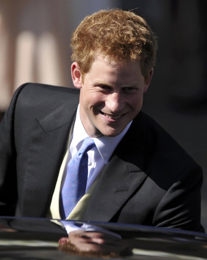 El Príncipe Harry Entrando En Un Coche