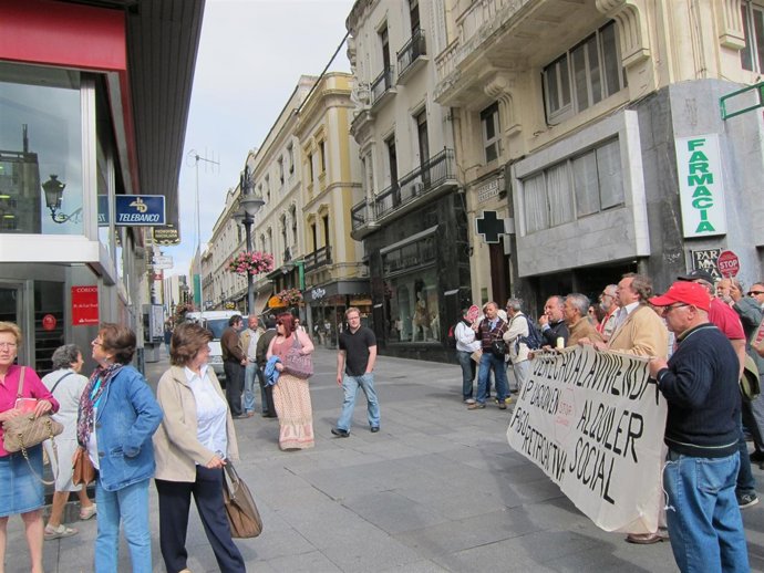 Los Concentrados De 'Stop Desahucios' Ante El Banco