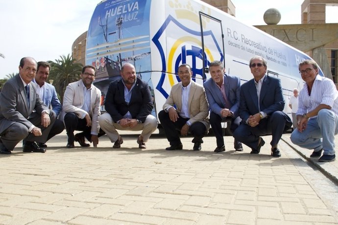 Presentación Del Autobús Del Recreativo Con Imágenes De La Provincia. 