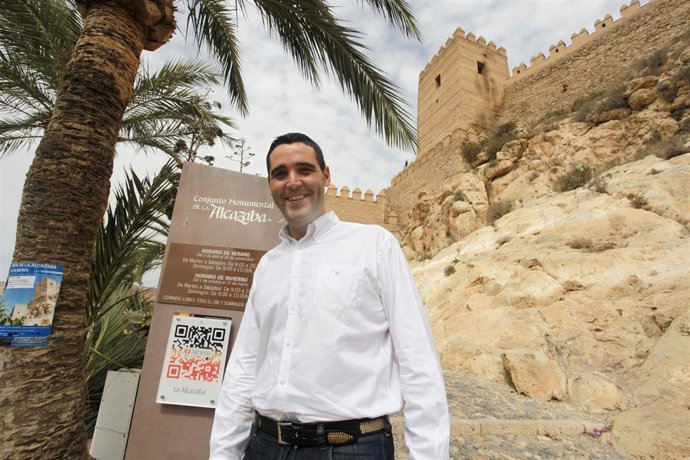 Alonso Junto Al Sistema Instalado En La Alcazaba
