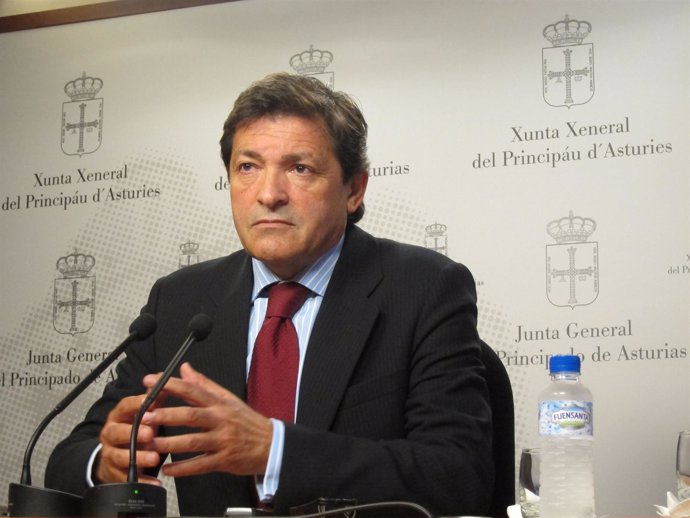 Javier Fernández En Una Rueda De Prensa En El Parlamento Asturiano.