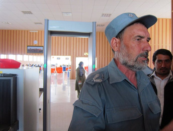Policía Afgano De Fronteras En El Aeropuerto De Herat, Afganistán
