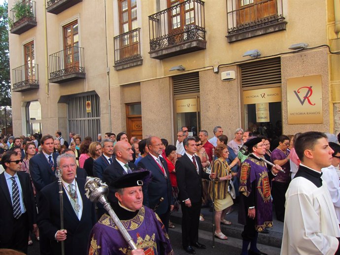León De La Riva Durante La Procesión De La Virgen De San Lorenzo