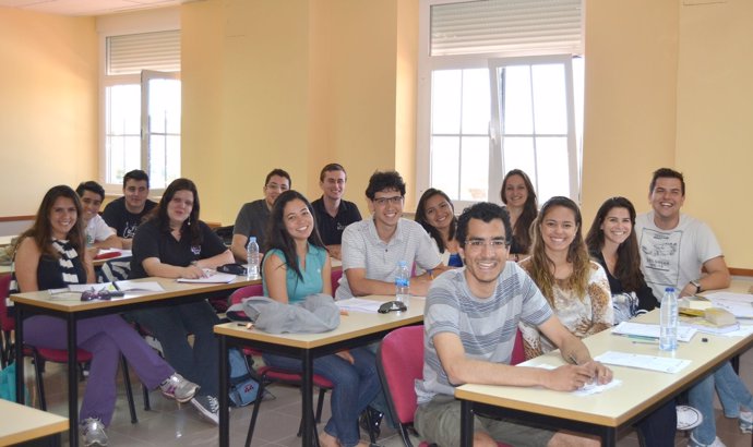 Alumnos brasileños en un aula de la UCAV