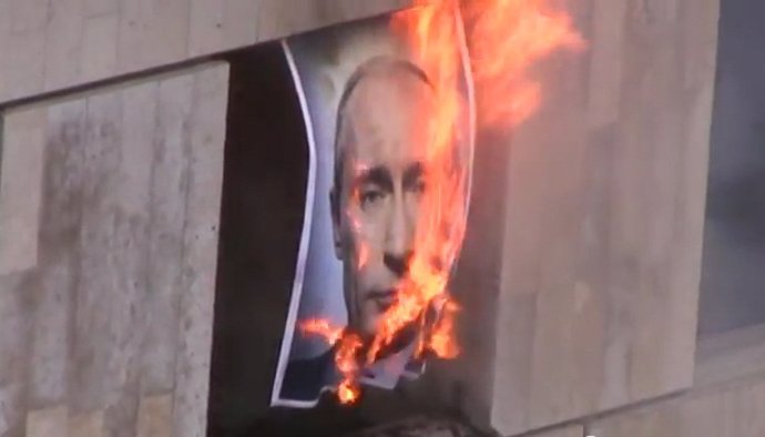 Pussy Riot difunde un vídeo en el que quema un retrato de Putin 