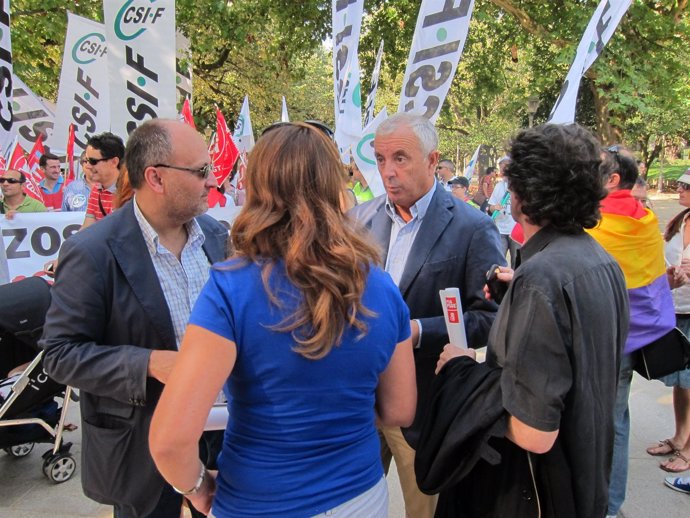 Pachi Vázquez en la manifestación a favor de los servicios públicos en Santiago