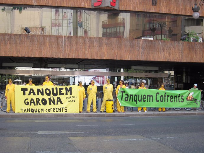 Manifestantes Exijen El Cierre De Las Centrales De Cofrentes Y Garoña