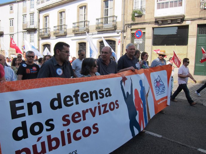 Jorquera y Guillerme Vázquez en la manifestación en defensa de los serivicios pu