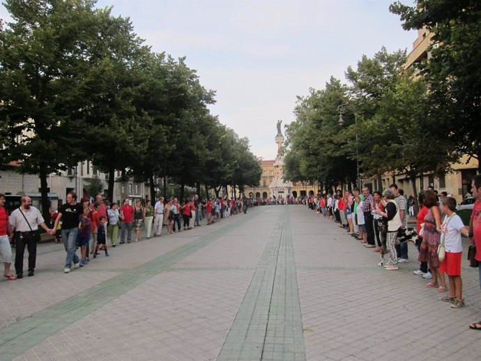 Cadena humana en Pamplona convocada por la Cumbre Social de Navarra