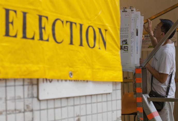 Hong Kong vota en unas elecciones marcadas por el rechazo al plan educativo 