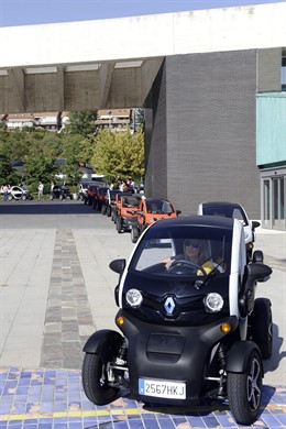 Imagen de la caravana Twizy de la red Women@Renault              