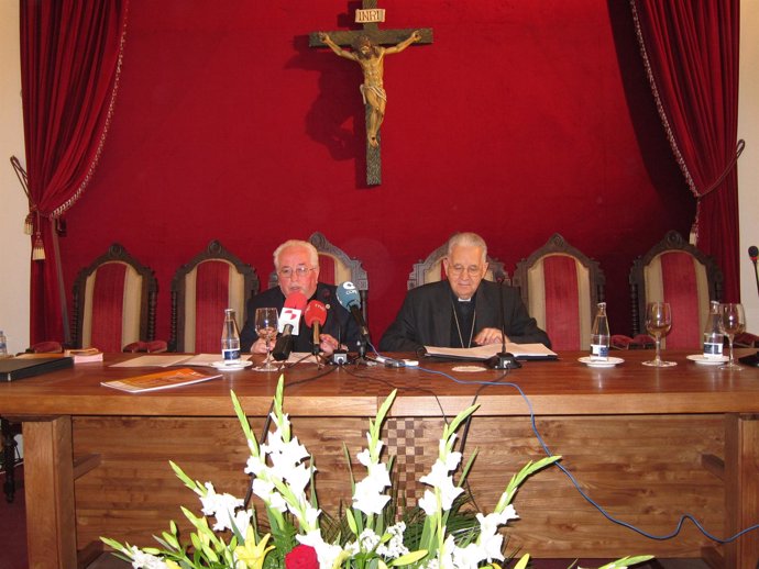 Agustín Hevia, y el Obispo de León, Julián López.