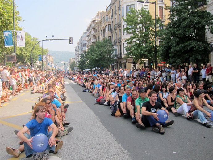 Movilización de Herrira en el Boulevard de San Sebastián