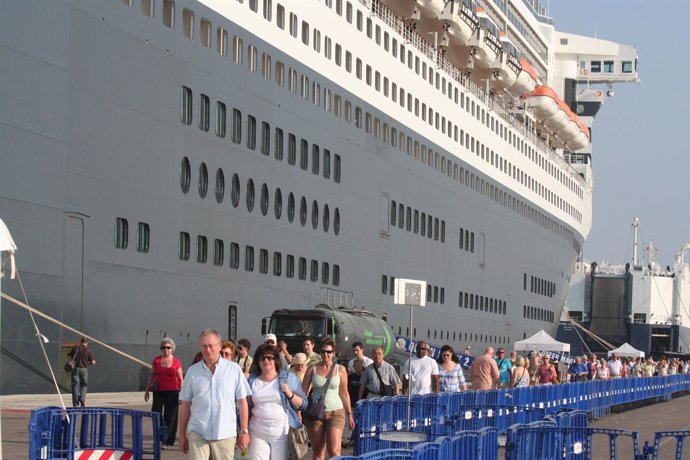 Queen Mary 2 En El Puerto De Valencia