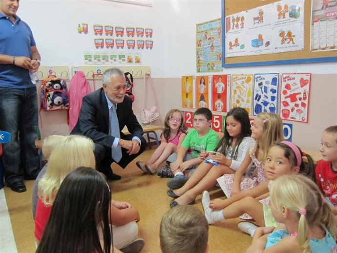 Griñán, antes de inaugurar el curso escolar 2012-13