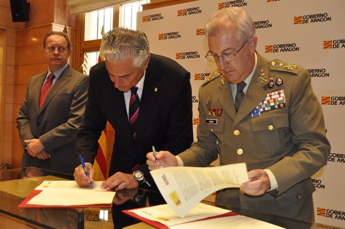 Firma del convenio entre Gobierno de Aragón y la UME