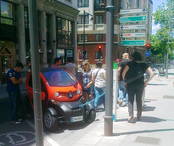 Twizy recargando en la calle Doctrinos de Valladolid
