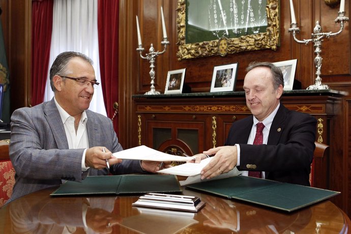 Enrique Maya y Alfredo Irujo en la firma del convenio.