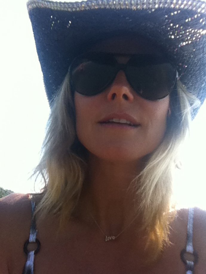 Heidi Klum son sombrero de paja y gafas de sol 