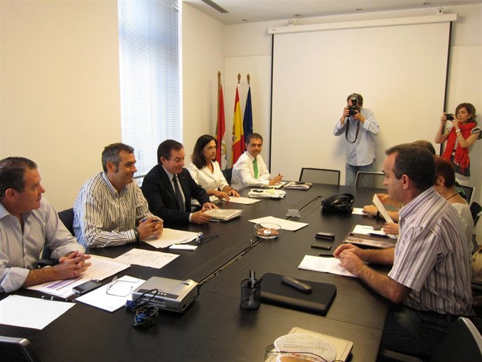 Erro se reúne con UGT para analizar el empleo