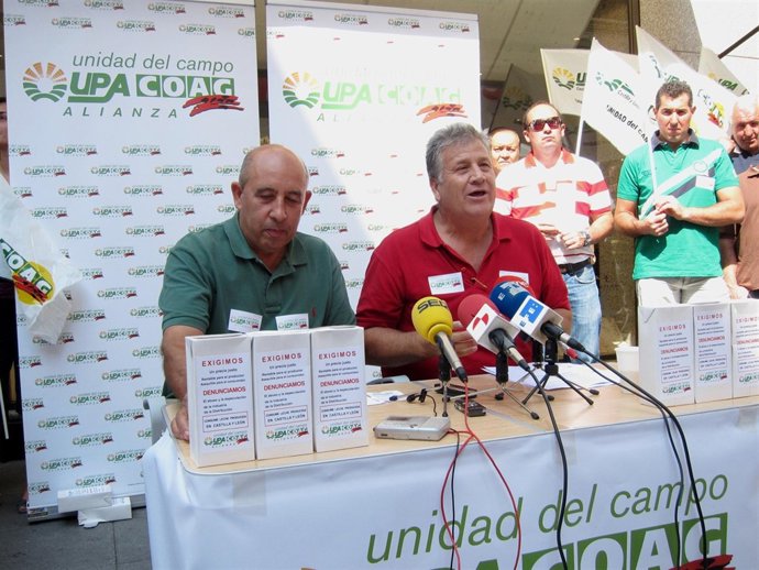 Aurelio Pérez y Julio López, durante la rueda de prensa en plena calle.