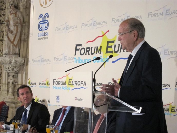 Feijóo escucha la intervención de Fernández Albor