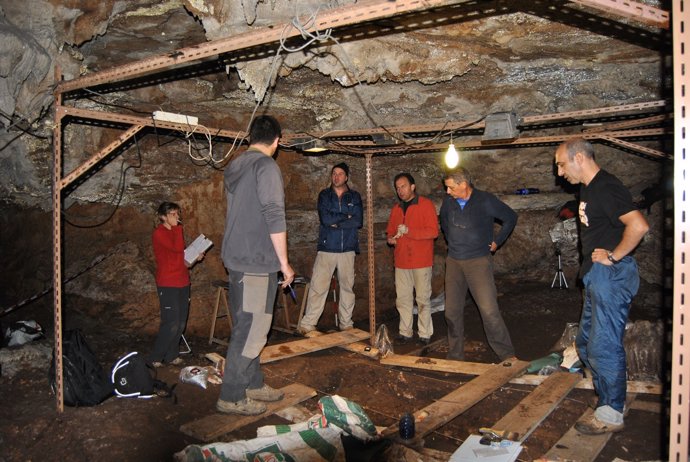 Arqueólogos De La UNED En La Cueva De Coimbre.