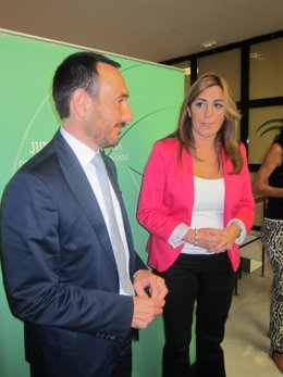 La Consejera De La Presidencia, Susana Díaz, Junto Al Delegado Del Gobierno