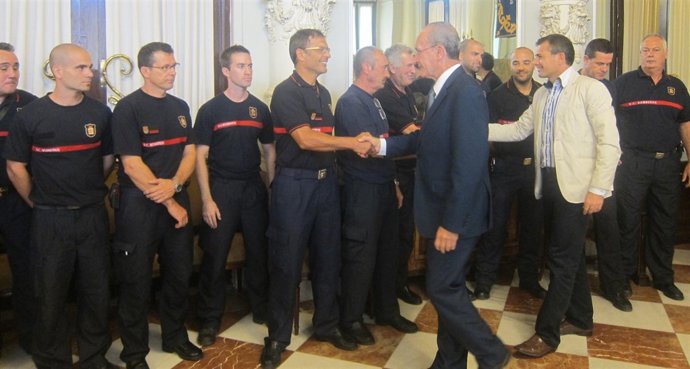 De la Torre y Andrade reciben a los bomberos