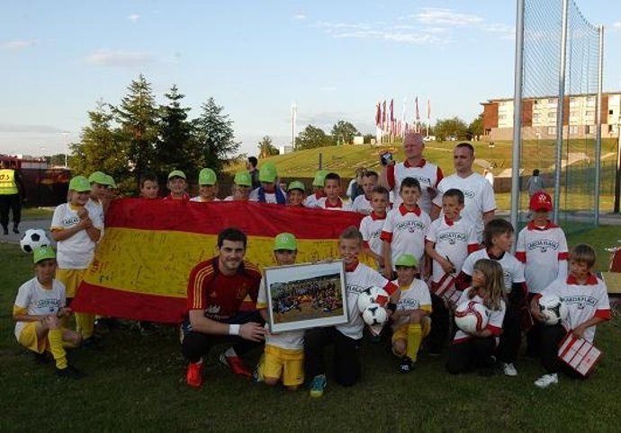 Casillas Visita La Escuela De Fútbol De Gniewino