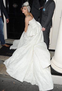 Lady Gaga se pasea por Londres vestida de novia 