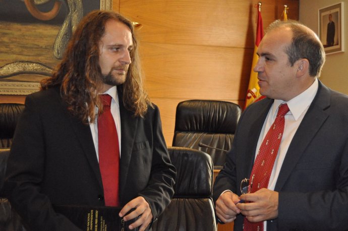 El juez Iván Oliver y el diputado del PP Fernando González.