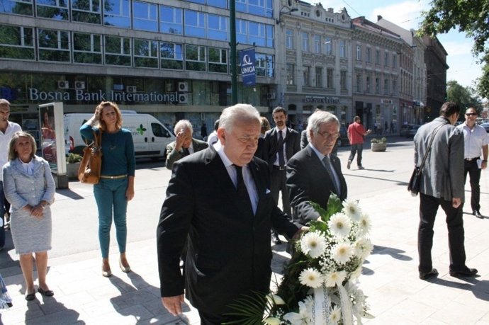 El alcalde de Sarajevo y el de Barcelona en ofrenda floral a los niños muertos