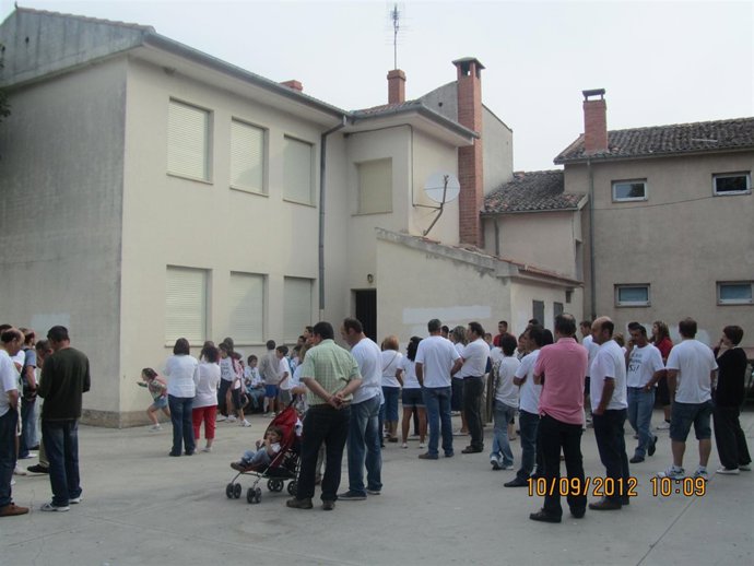 Vecinos y padres de Vallelado se concentran en el centro.