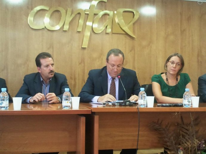 Terciado durante la rueda de prensa en Confae.         