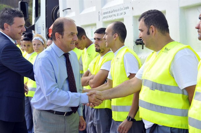 El Alcalde saluda al grupo de trabajadores encargado del proyecto
