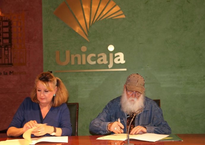 Los representantes de Unicaja y Aplama, en la firma del convenio