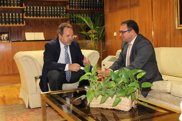 Labrador con el responsable de TRAGSA