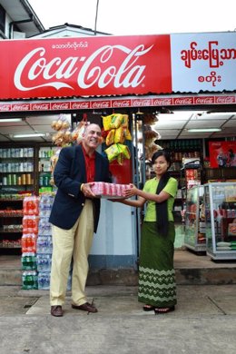 El Presidente De Coca-Cola, Entregando Una Partida En Una Tienda De Myanmar