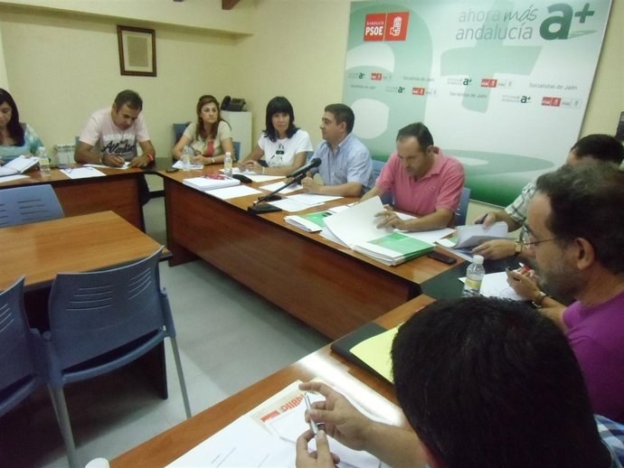 Reyes, En El Centro, Durante La Reunión De La Ejecutiva Provincial Del PSOE.