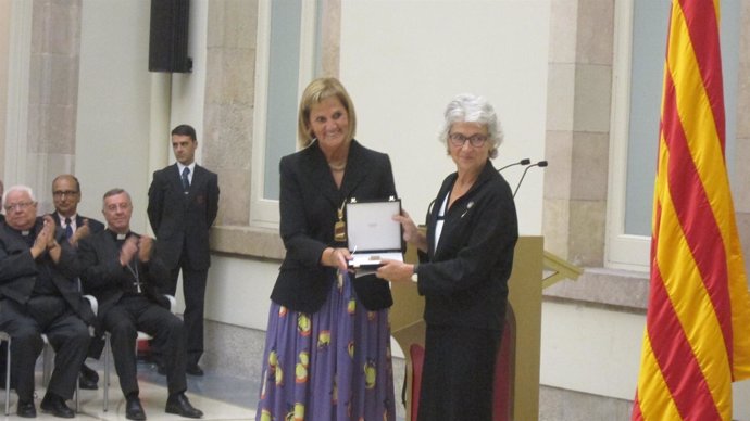 Núria De Gispert Entrega La Medalla De Honor Del Parlament A Òmnium Cultural