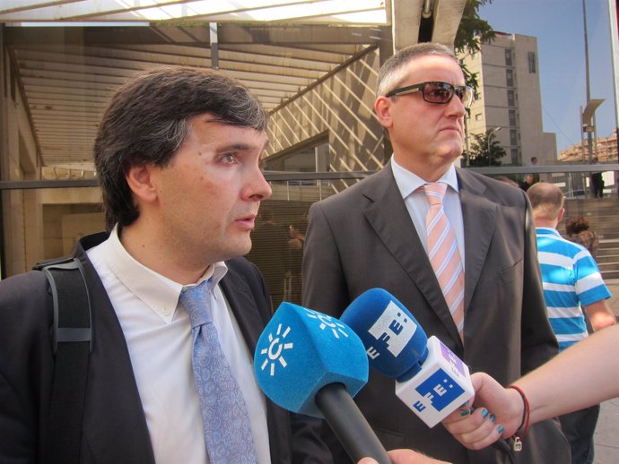 El abogado José María Suárez y el padre de menor expulsada de procesión