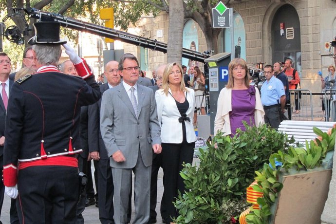 El Govern Hace La Ofrenda Floral En La Diada