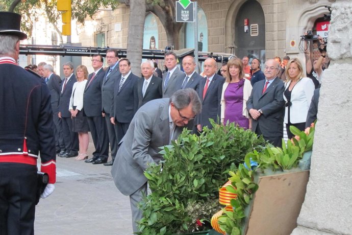 Mas Desposita La Ofrenda Del Govern En El Monumento A Casanova Durante La Diada