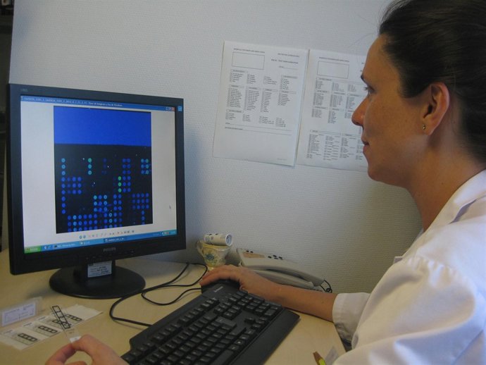 Una alergóloga leyendo resultados de un diagnóstico molecular